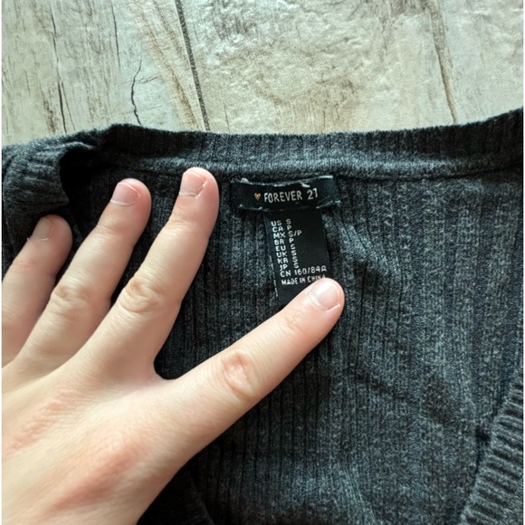 Quarter sleeve v-neck hip length top - Picture 3 of 3